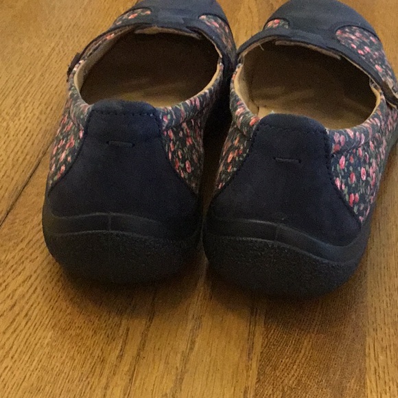 Woman’s hotter navy nubuck and flower fabric slip on. Size 10. NWOT! Sooo cute! - Picture 4 of 7